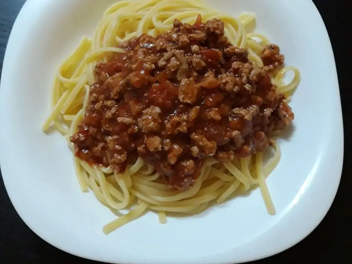 Zdjęcie Jak zrobić spaghetti z gotowym sosem: szybki przepis krok po kroku