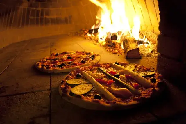 Zdjęcie Jak podgrzać pizzę w piekarniku, aby nie straciła smaku i chrupkości