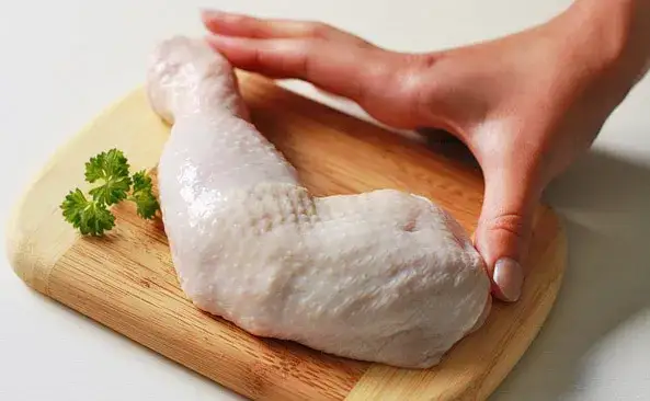 Zdjęcie Ile kcal ma pieczone udko z kurczaka? Sprawdź, co musisz wiedzieć!