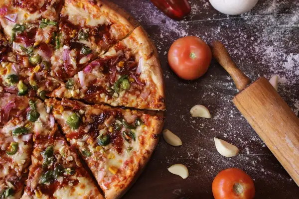 Najlepsze dodatki do pizzy wegetariańskiej, które zaskoczą Twoje kubki smakowe