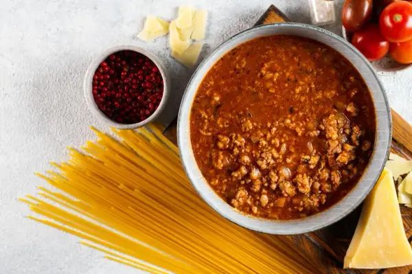 Jak bezpiecznie zamrozić sos do spaghetti z mięsem - poradnik