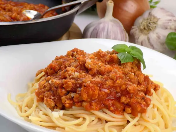 Prosty przepis na spaghetti z mięsem mielonym i koncentratem pomidorowym, który zachwyci każdego