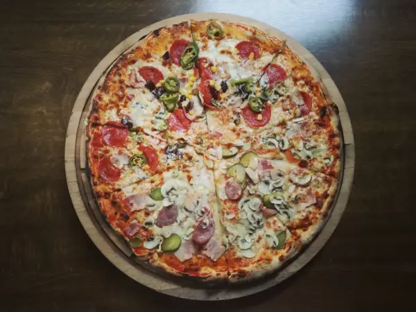 Ile kcal ma pizza? Sprawdź kaloryczność różnych rodzajów pizzy