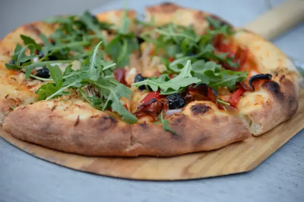 Ile wyrasta ciasto na pizzę? Poznaj sekrety idealnego wyrastania
