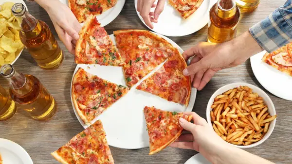 Ile kalorii ma jeden kawałek pizzy? Sprawdź, co wpływa na kaloryczność