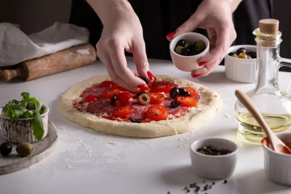 Najlepsze dodatki do pizzy z salami, które zaskoczą Twoje kubki smakowe