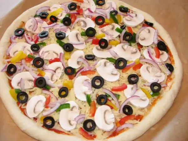 Jakie pieczarki do pizzy? Poznaj najlepsze rodzaje i porady
