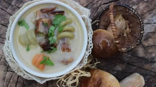 Ile kcal ma zupa grzybowa z makaronem? Poznaj dokładne wartości