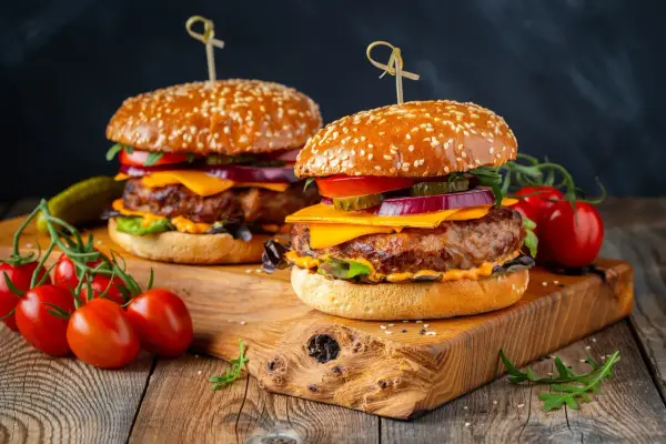 Ile smażyć burgera wołowego, aby był soczysty i idealnie wysmażony