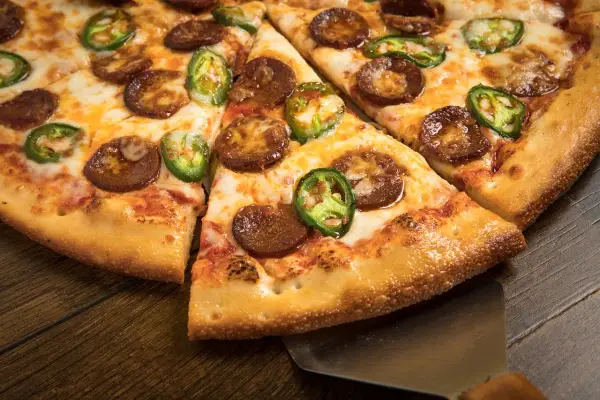 Skąd jest pizza? Odkryj fascynującą historię jej pochodzenia