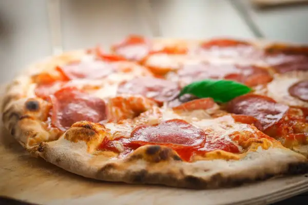 Ile może leżeć ciasto na pizzę? Odkryj sekrety przechowywania
