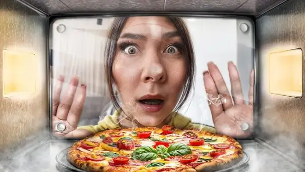 Jak odgrzać pizzę w mikrofali, by nie stracić smaku i chrupkości