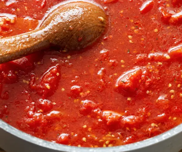 Szybkie spaghetti z pomidorów w puszce: prosty przepis na smaczny obiad