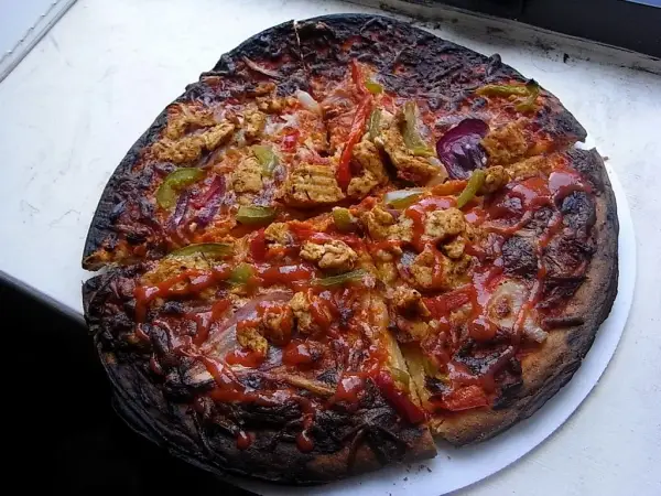 Jak długo i w jakiej temperaturze piec mrożoną pizzę - poradnik